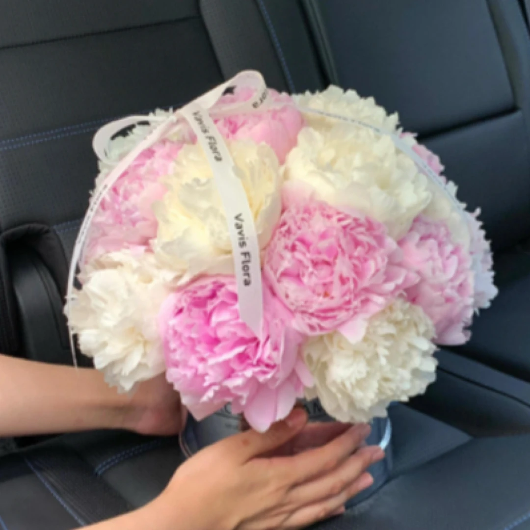 13朵浅色与深粉芍药搭配抱抱桶西宁实体花店母亲节护士节同城配送