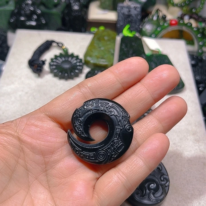 七***主蛇纹石玉未镶嵌颈饰