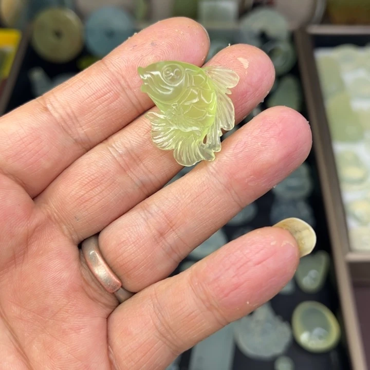 蛇纹石玉未镶嵌颈饰