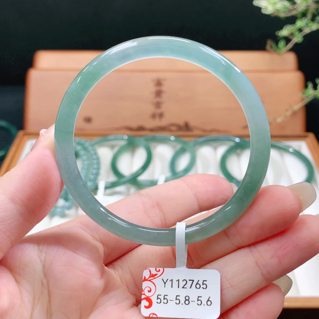 翡翠手镯未镶嵌天然