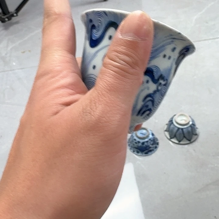 瓷片撒蓝海浪纹铃铛杯