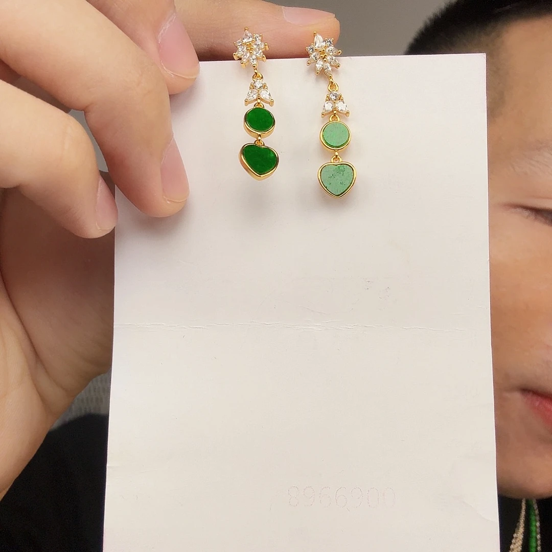 翡翠未镶嵌颈饰一对