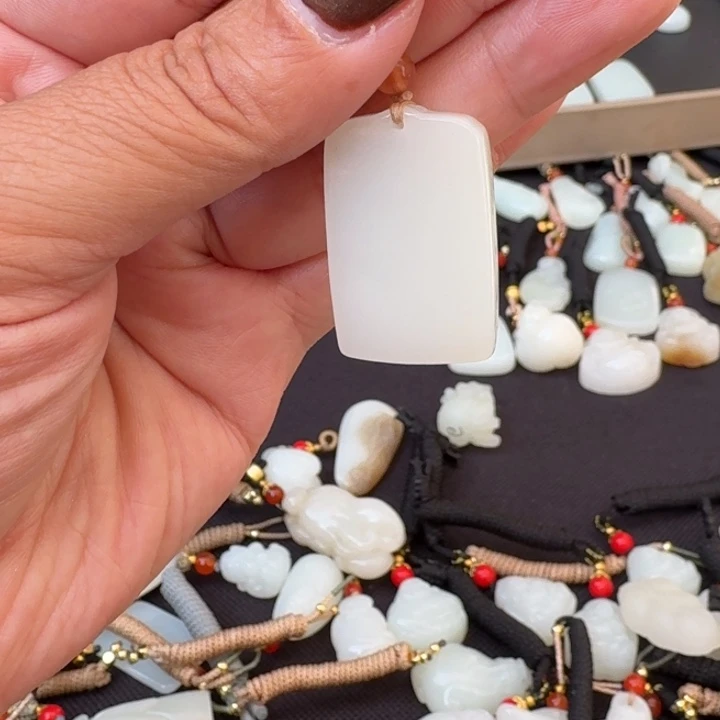 甜***…和田玉未镶嵌颈饰