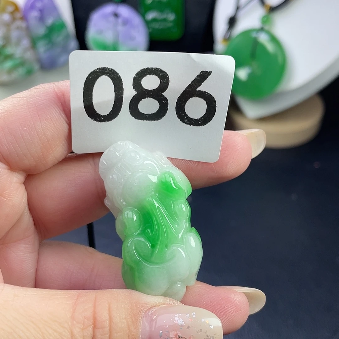 翡翠未镶嵌吊坠(赠链)