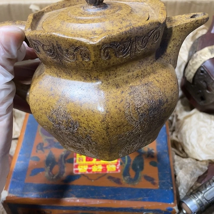 茶壶紫砂原矿泥料，纯手工制作的一把紫砂壶。