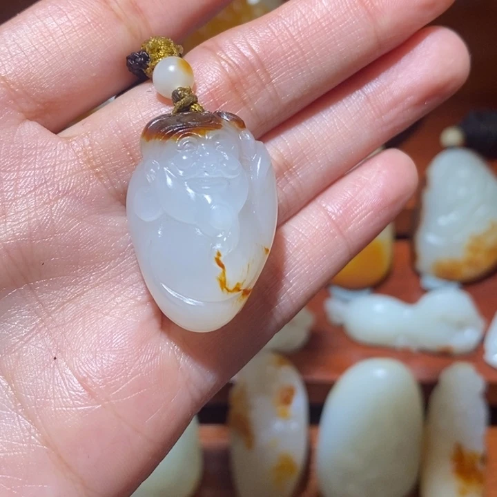 小***志和田玉未镶嵌颈饰