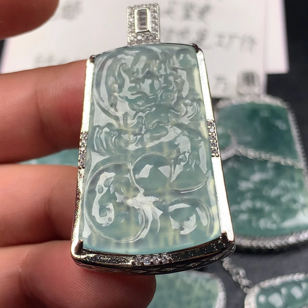 颈饰未镶嵌翡翠飞龙在天
