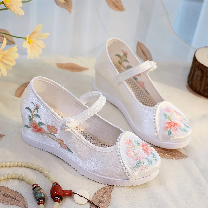 初研2025新款民族风绣花鞋内增高马面裙女单鞋圆头旗袍鞋广场舞鞋