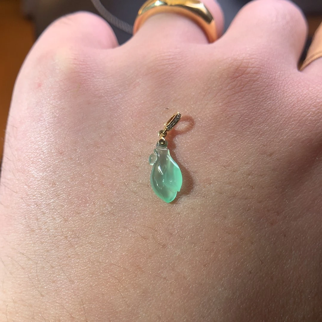 翡翠18K金镶嵌颈饰玉兰花吊坠