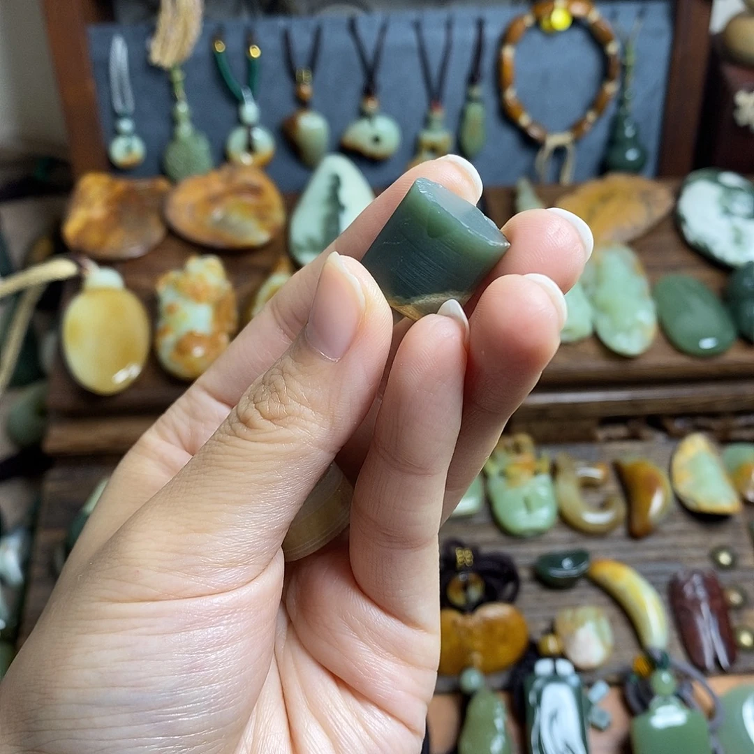 *****岫岩河磨玉（透闪石质玉）未镶嵌颈饰