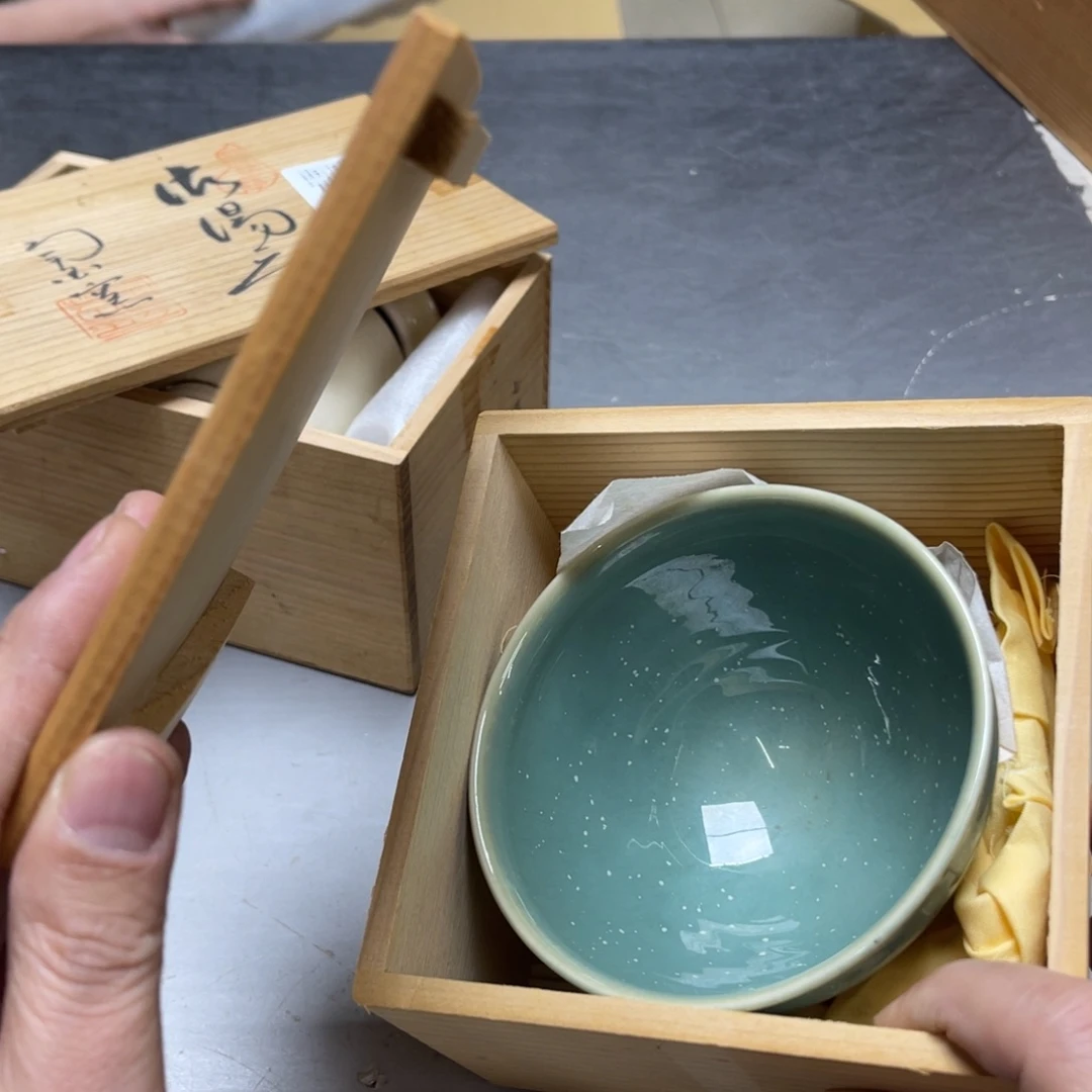 瓷片金****k密密麻麻地排列着一个