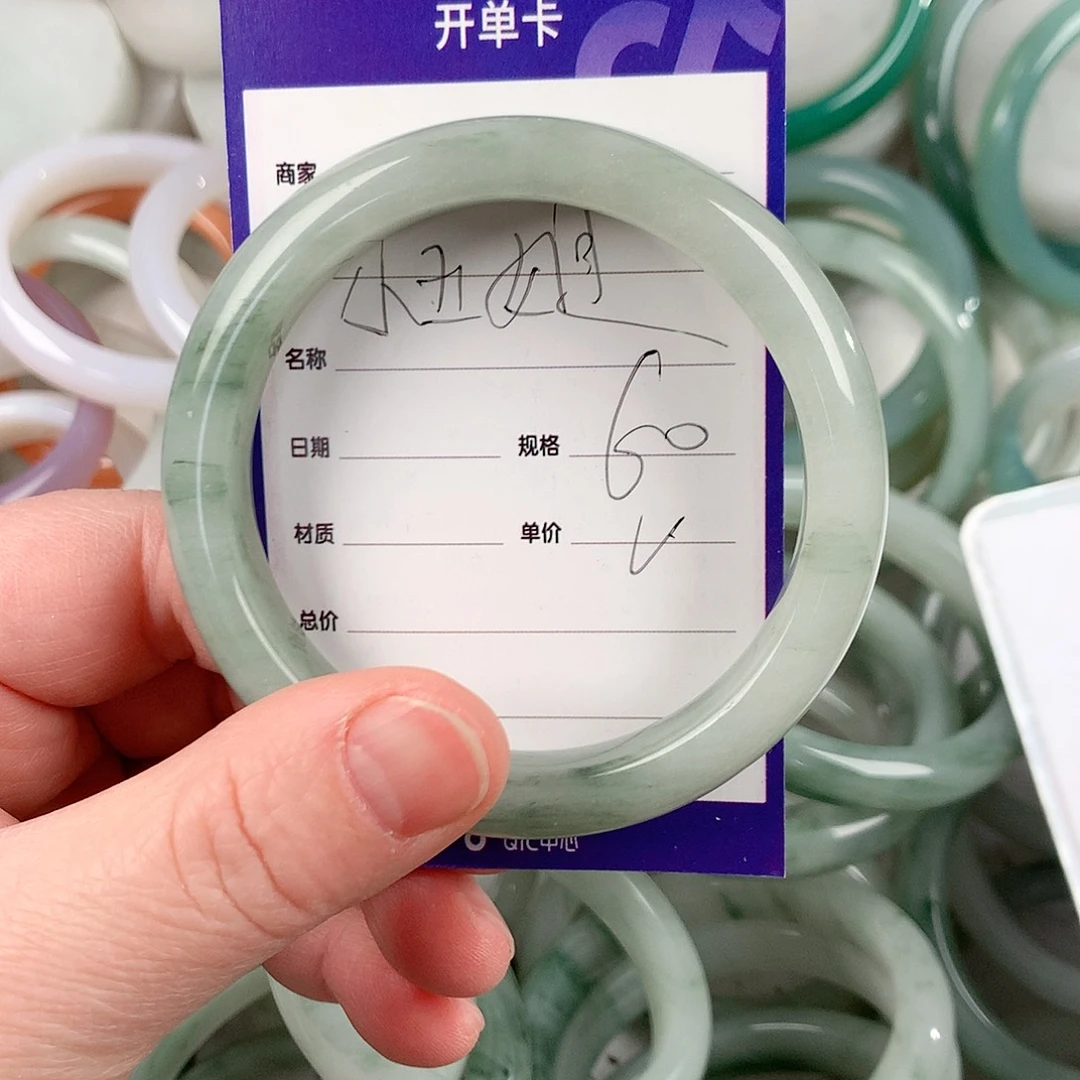 石英质玉手镯未镶嵌小**?