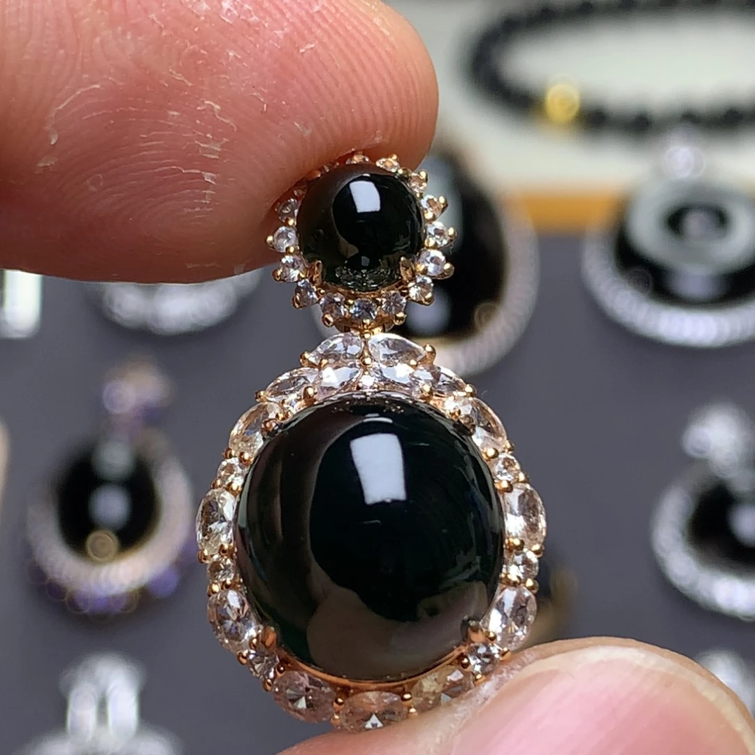 翡翠18K金镶嵌颈饰墨翠蛋面