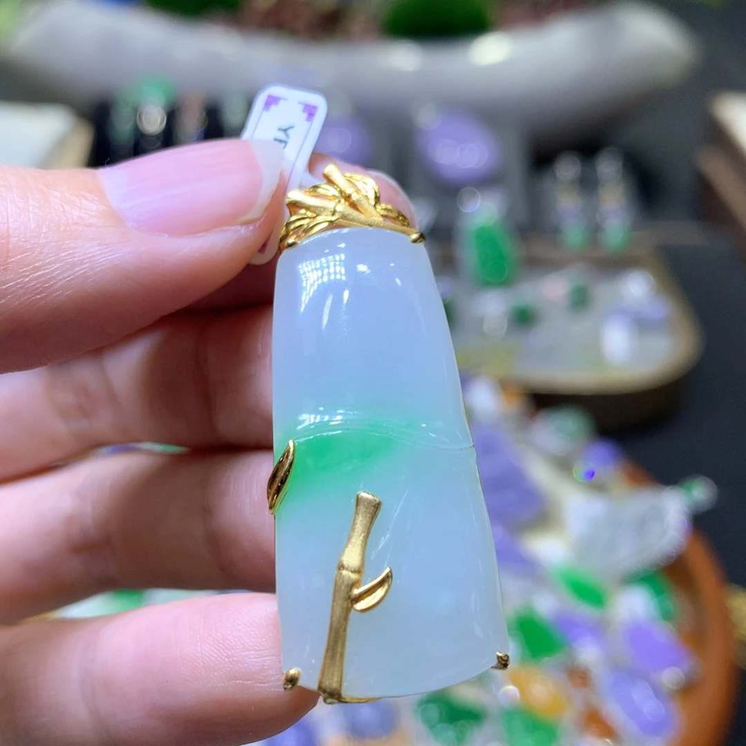 【闪购商品】翡翠颈饰18K金镶嵌翡翠吊坠项链