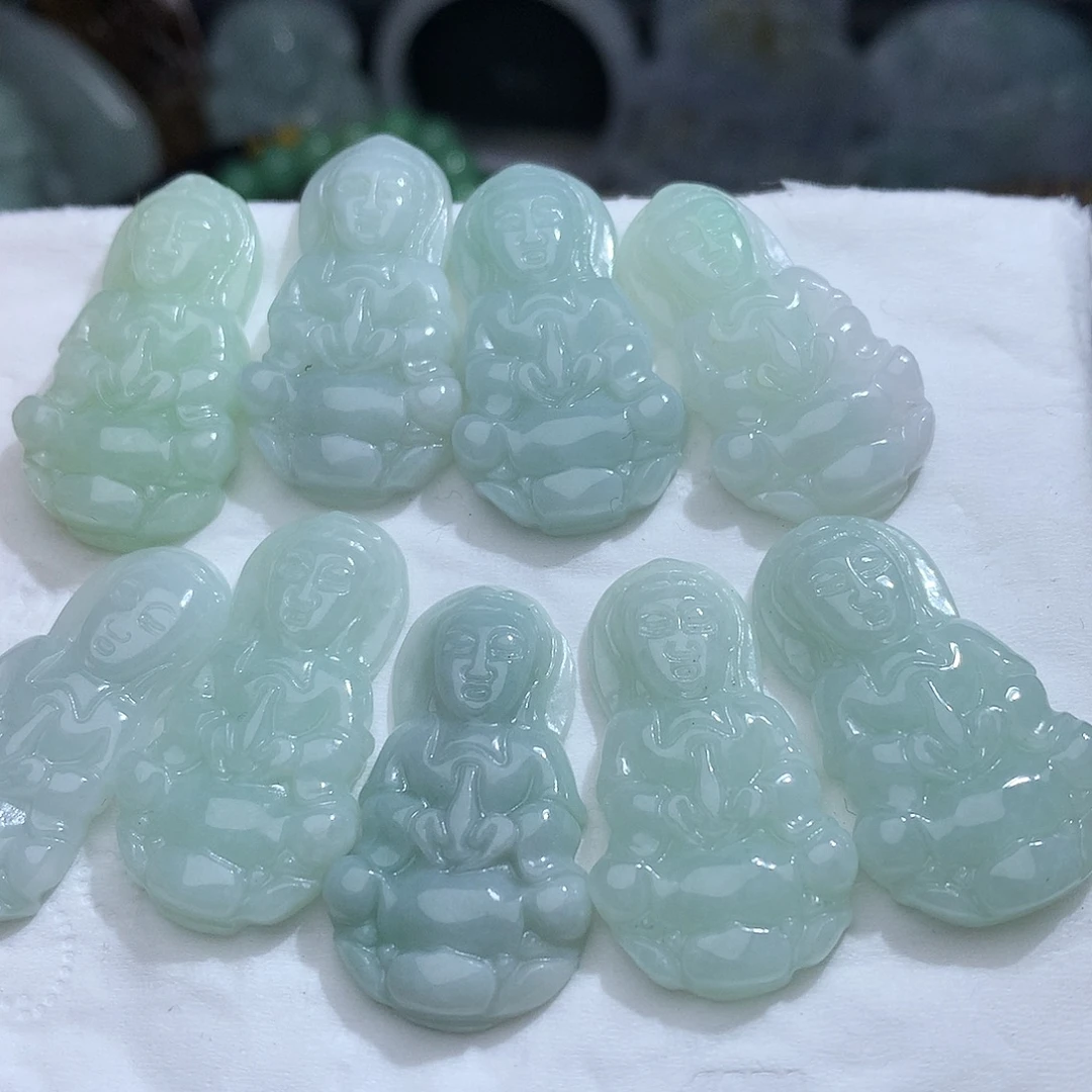 翡翠未镶嵌颈饰，多样性发其一