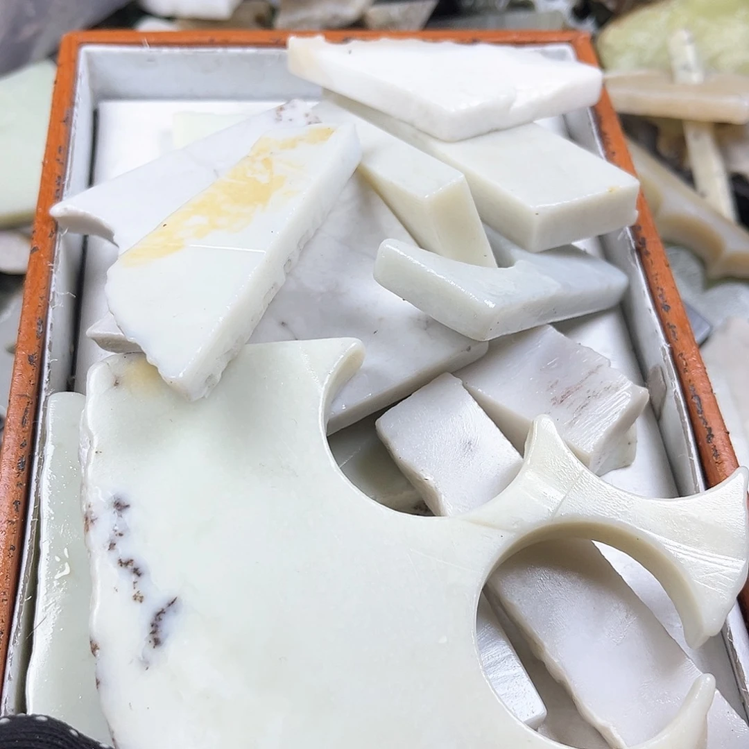 颈饰未镶嵌和田玉石**友