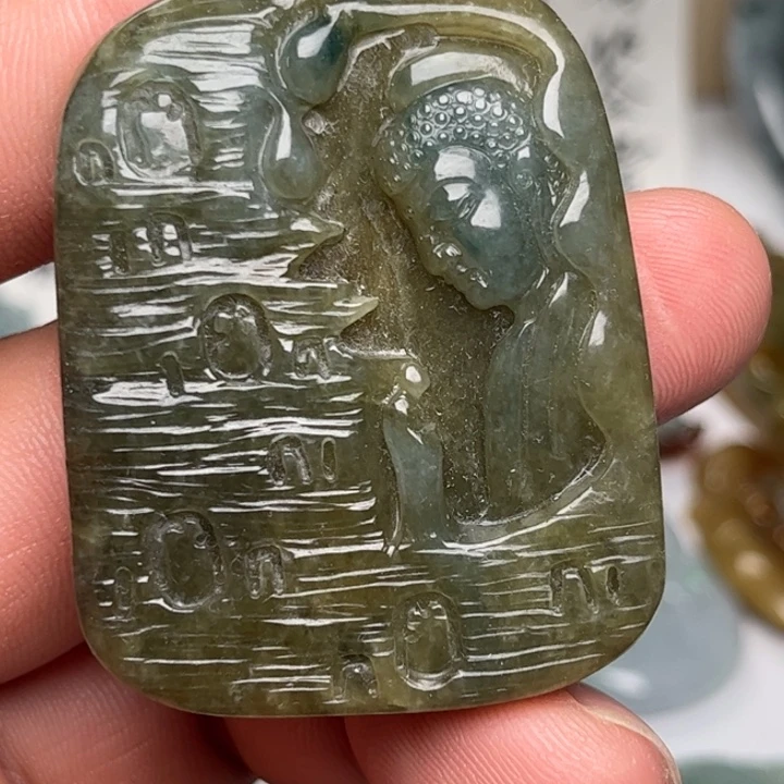 翡翠未镶嵌颈饰佛观天下