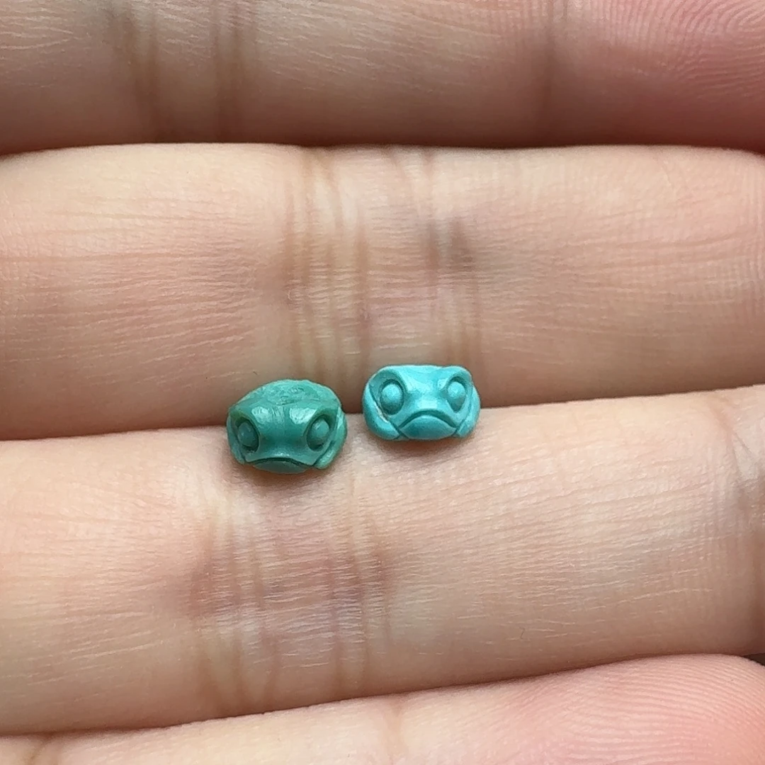 绿松石未镶嵌青蛙扣一对