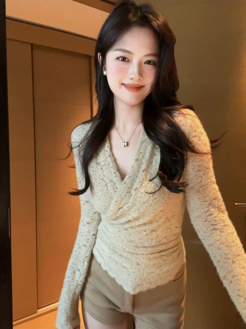 【肉肉】气质V领垫肩蕾丝衫女春季设计感修身显瘦内搭长袖性感上衣