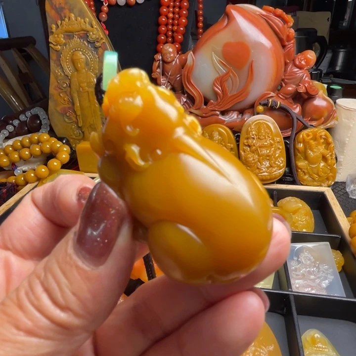 未镶嵌石英质玉（黄龙玉）颈饰