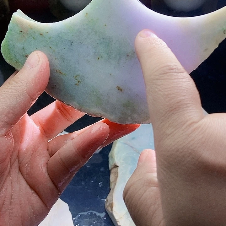 翡翠未镶嵌颈饰毛料