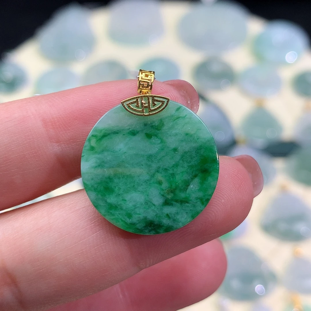 翡翠18K金镶嵌颈饰无事牌