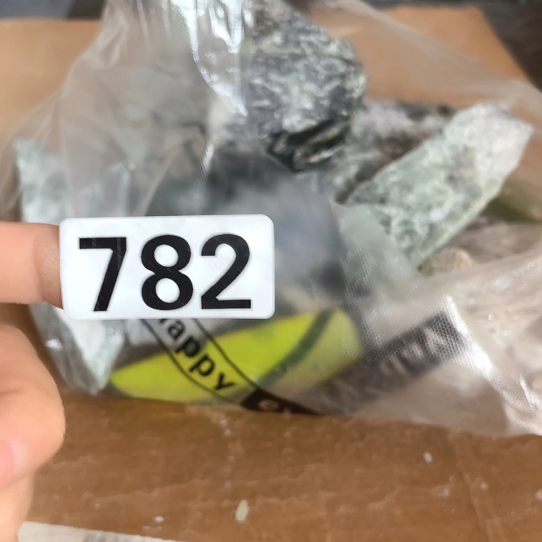 潇***山蛇纹石玉未镶嵌原石