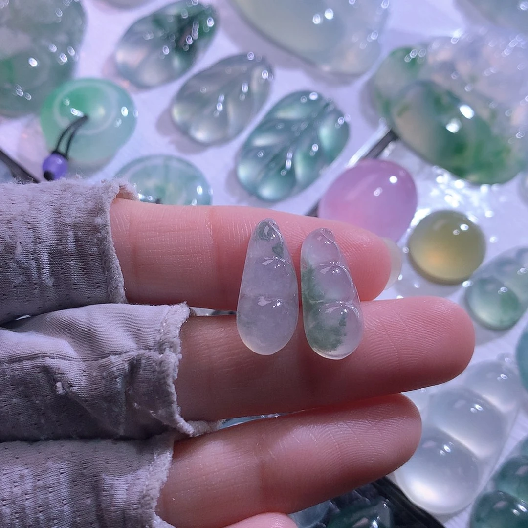 翡翠未镶嵌颈饰一对