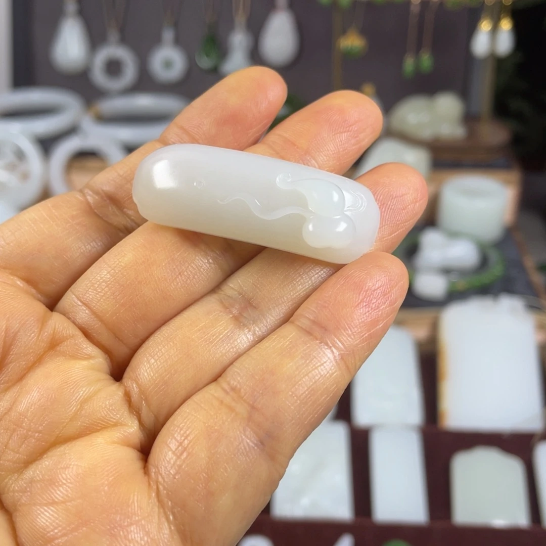 自***然和田玉未镶嵌颈饰