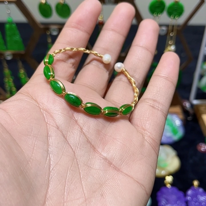 翡翠颈饰未镶嵌手镯