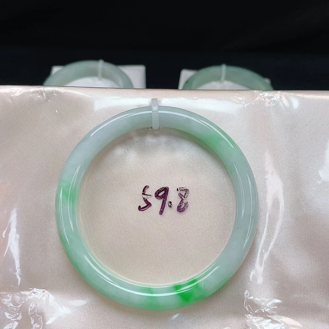 翡翠手镯未镶嵌圆条