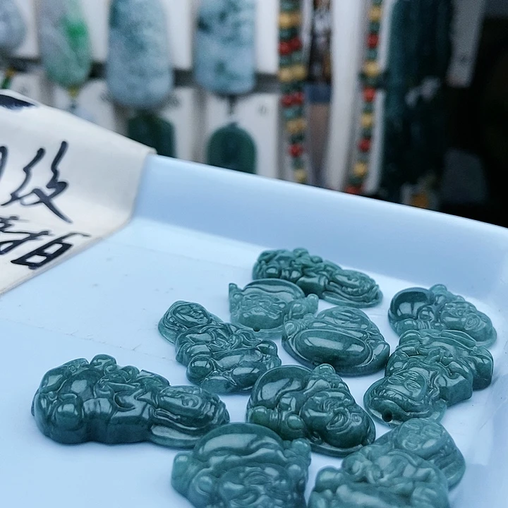 颈饰足铂镶嵌翡翠翡翠
