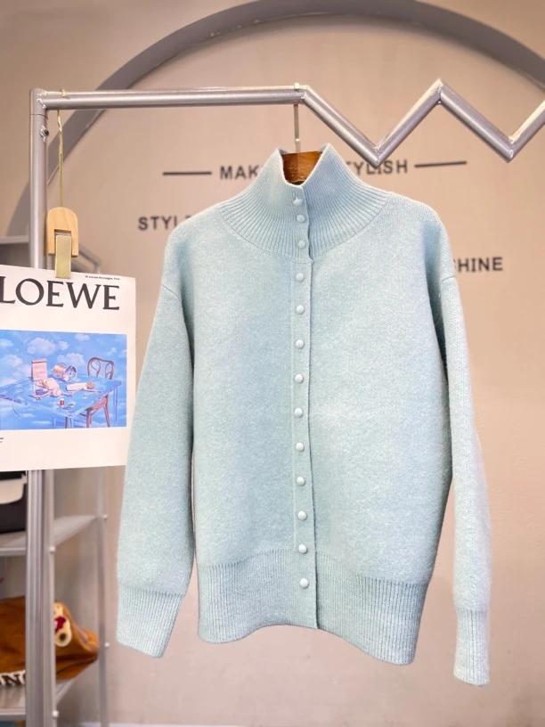 君家立领纽扣设计毛衣开衫