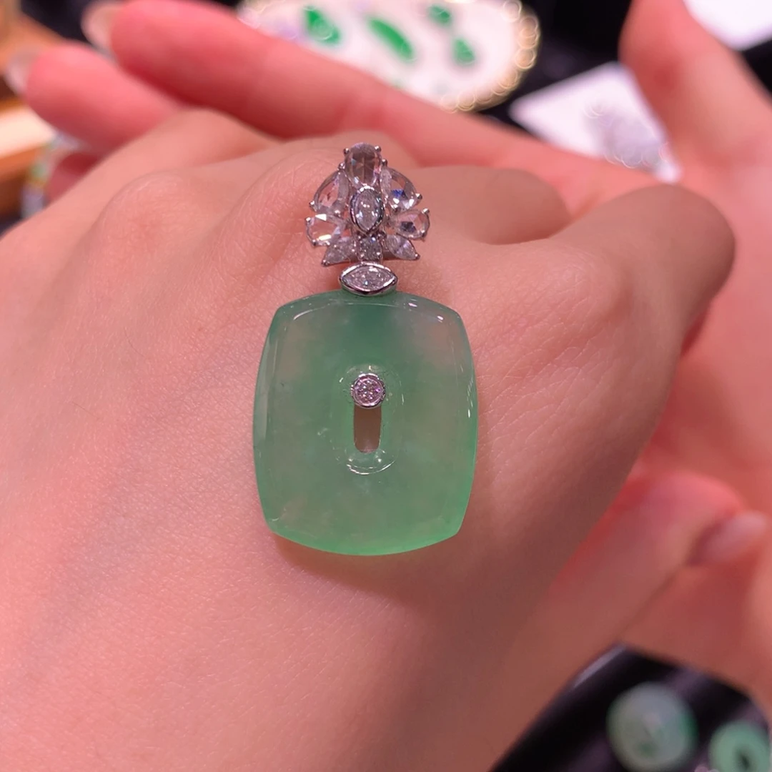 颈饰18K金镶嵌翡翠