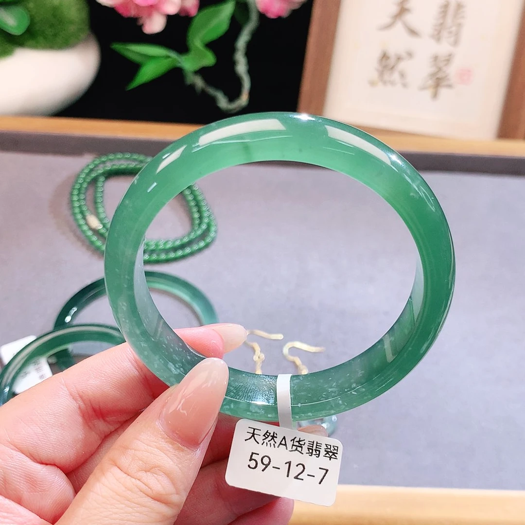 未镶嵌手镯（圆镯）翡翠