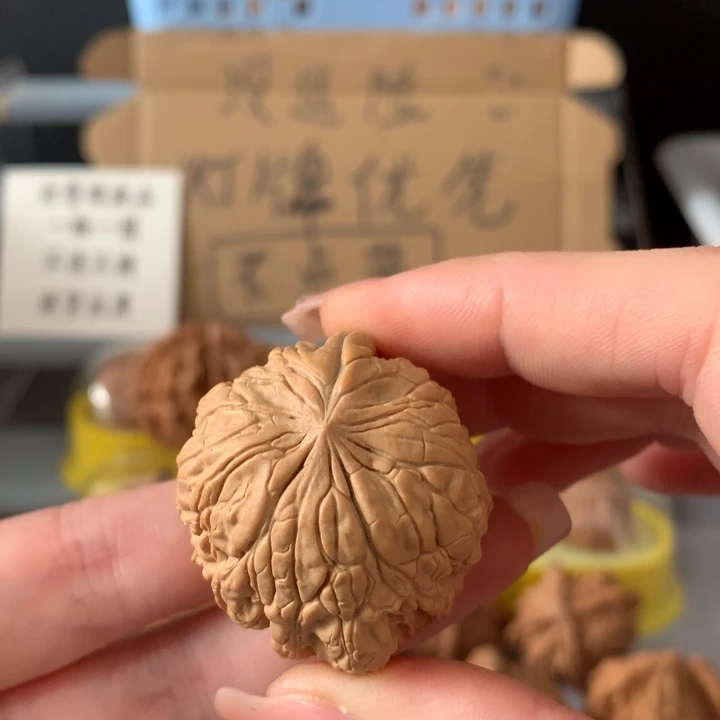 举***独吊坠文玩核桃异形单只，有瑕疵