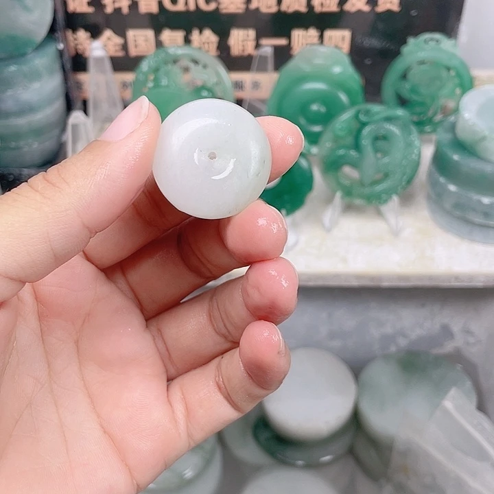颈饰未镶嵌石英质玉