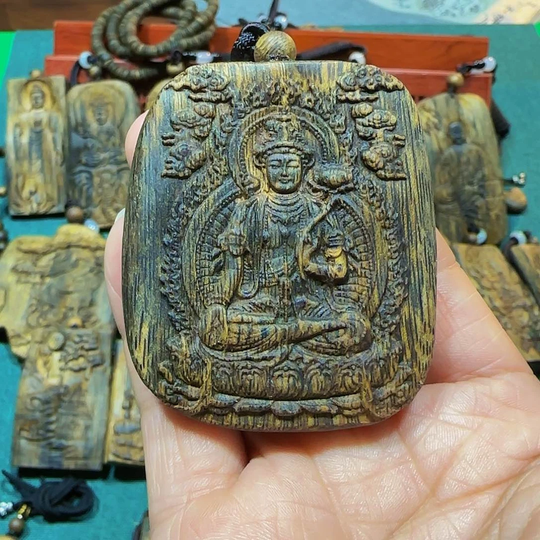 沉香吊坠懵**。海南白奇乌身老料雕刻大势至菩萨带绳27.3克