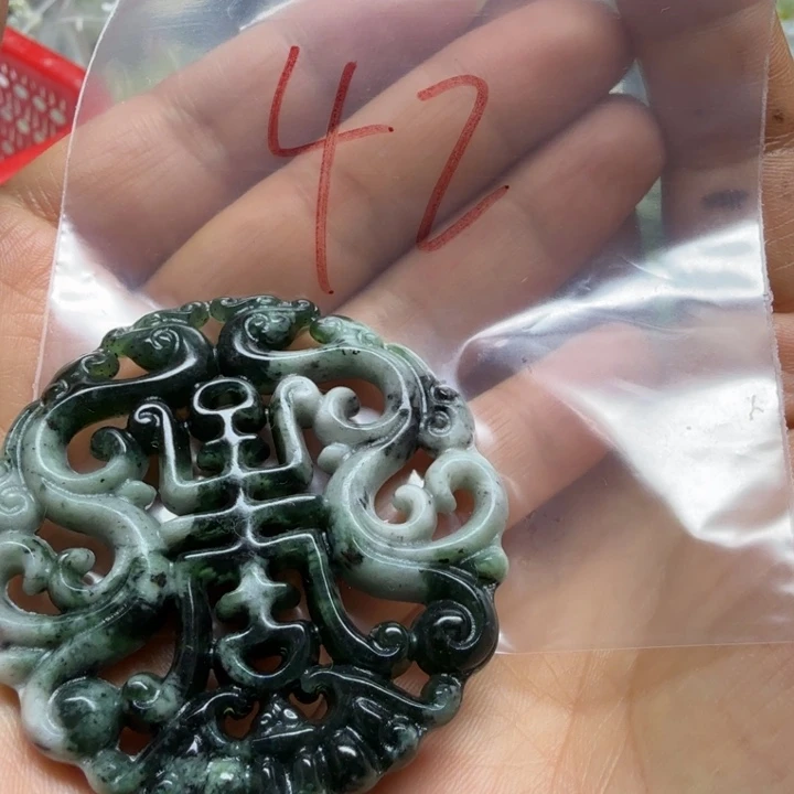 透闪石-蛇纹石玉吊坠未镶嵌