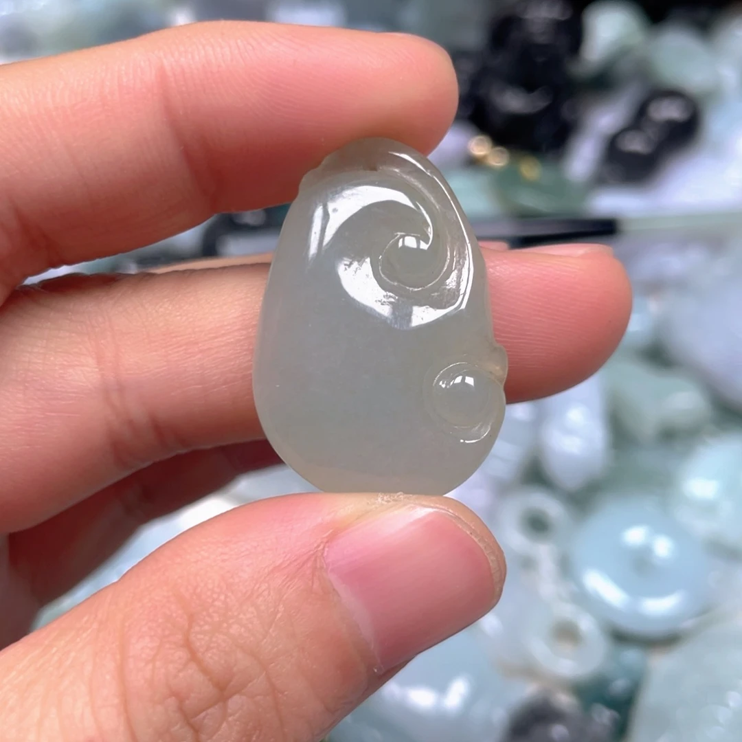 翡翠未镶嵌颈饰如意