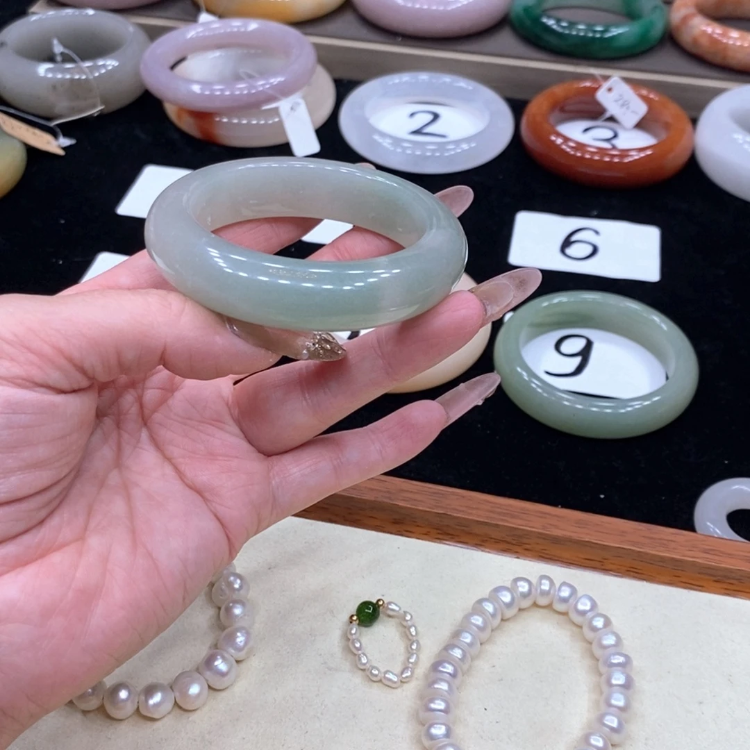 缘***堡石英质玉未镶嵌手镯