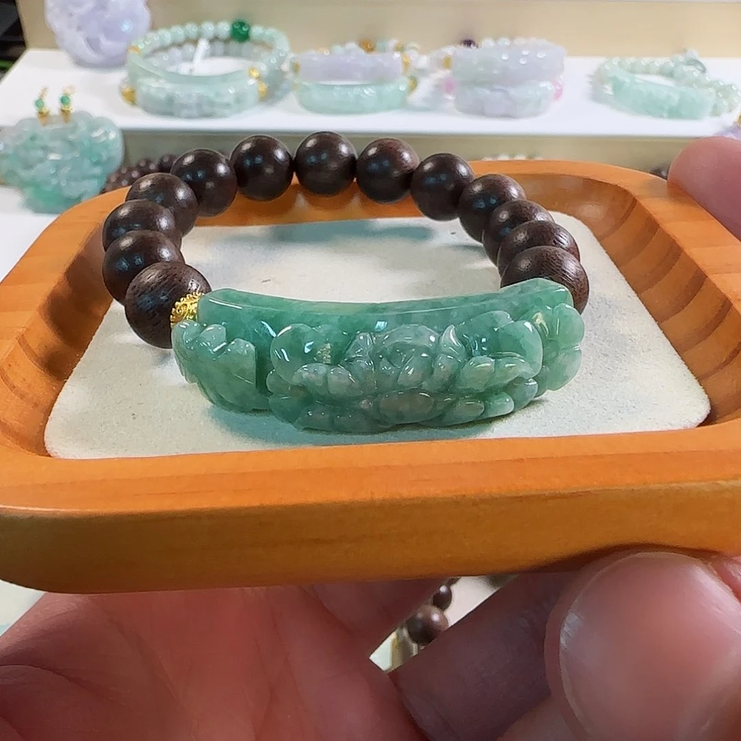 翡翠未镶嵌颈饰满绿牡丹