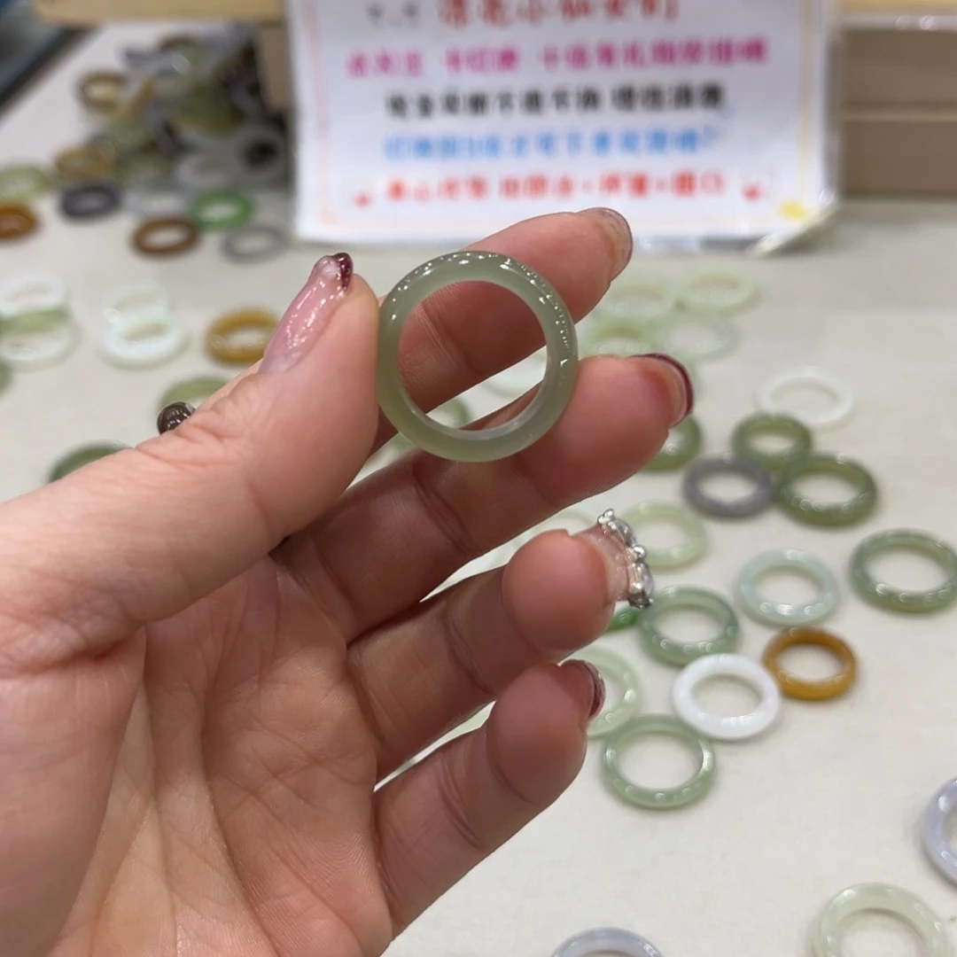 和田玉戒指未镶嵌红**?