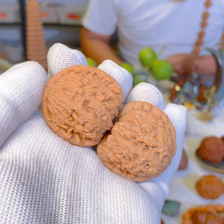 文玩核桃吊坠三角白