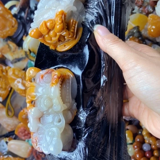 石英质玉（黄龙玉）未镶嵌颈饰