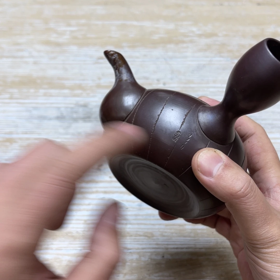 瓷片静*慧密密麻麻地排列着