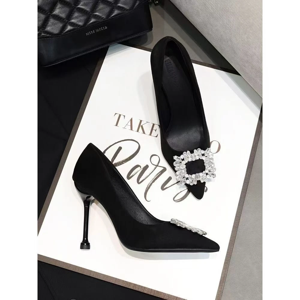 2024年春夏新款法式黑色绒面尖头浅口细跟高跟鞋绝美方扣水钻单鞋