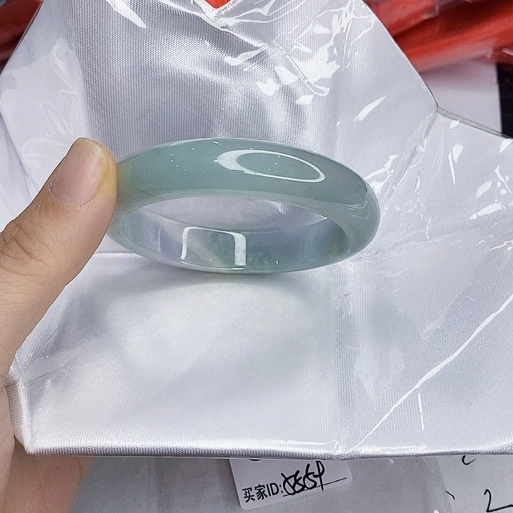 翡翠未镶嵌手镯一图一物实物为准（微瑕处理）