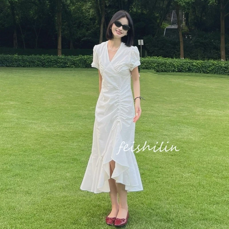 法式白色荷叶边V领褶皱收腰连衣裙女夏季气质不规则下摆鱼尾裙子