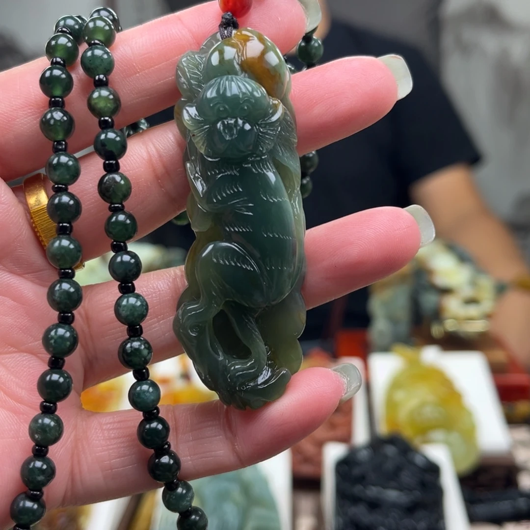 岫玉未镶嵌颈饰挂件
